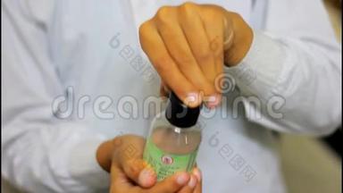 冠状病毒洗手液消毒凝胶用于清洁手卫生电晕病毒传播预防.. 儿童酗酒